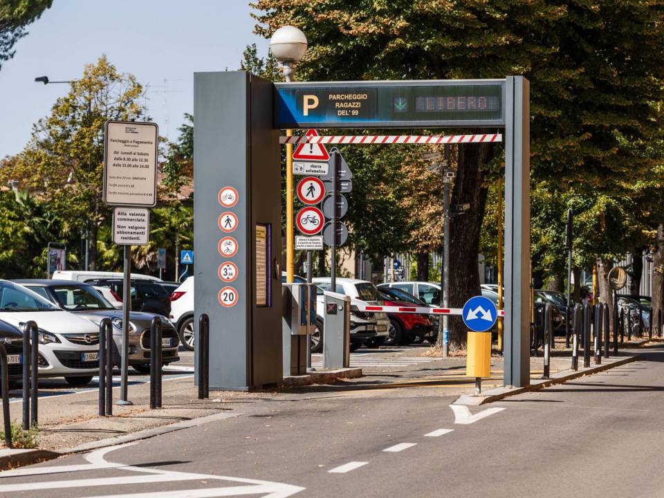 imola-avvio-sistema-telepass-parcheggi-sbarre-guerrazzi-ragazzi-del-99-centro-citta